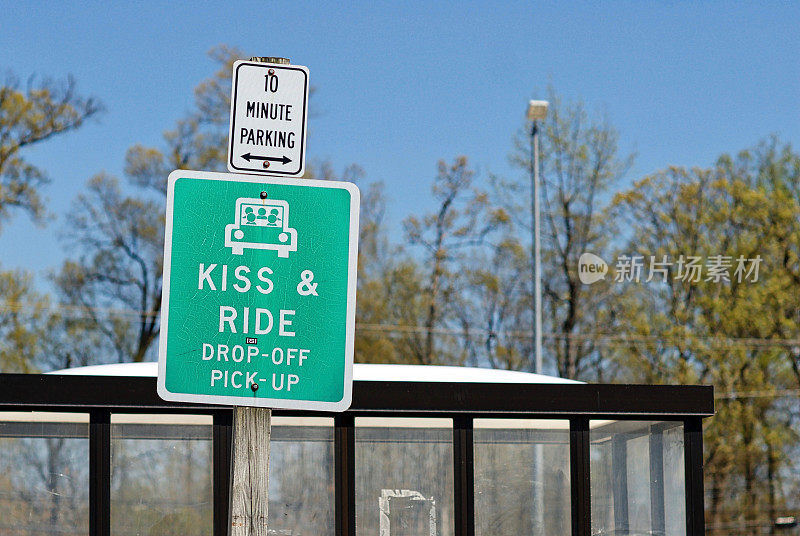 Kiss and Ride, Drop-Off, Pick-up和10分钟停车标志